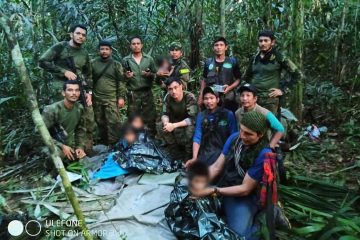 Colombian soldiers with the four children rescued after 40 days in the Amazon jungle after surviving plane crash